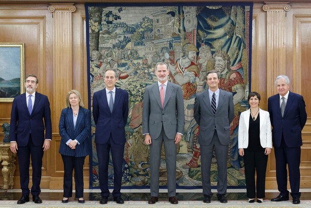 Don Felipe con la representación de la Fundación Hay Derecho